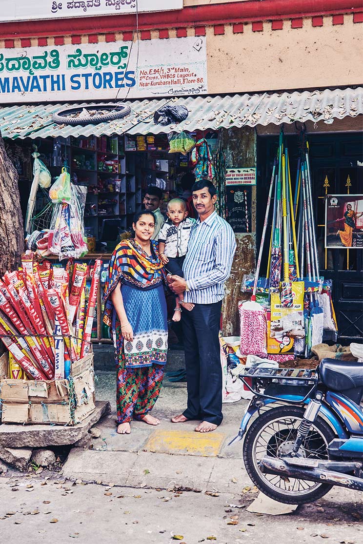 Kirana-Laden Betreiber Prakash V. mit seiner Familie (Foto)