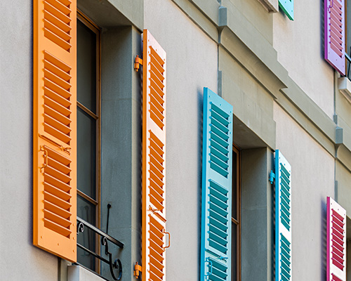 Windows with colourful shutters (Foto)