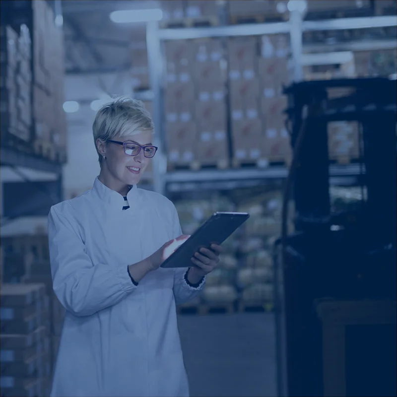 Frau mit einem Tablet in einem Logistikzentrum (Foto)