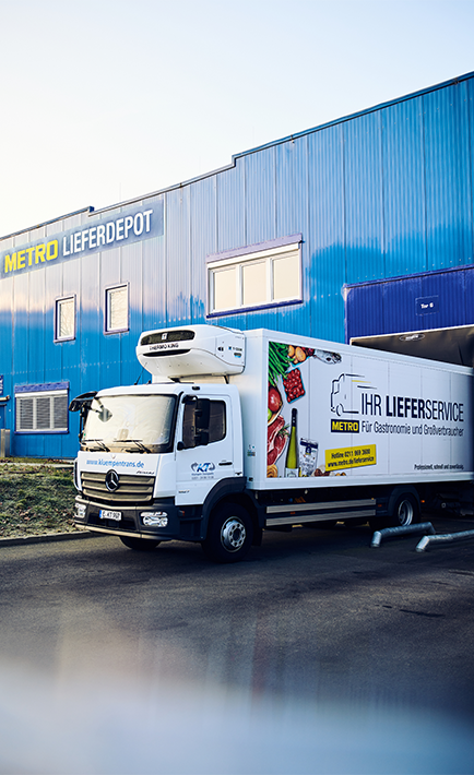 Ein METRO LKW, der vor einem METRO Lieferdepot steht (Foto)