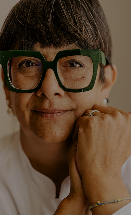  Eine Frau mit Brille im Portrait. (Foto)