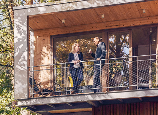 Anne Hildebrand und Raphael Fellmer unterhalten sich auf einem Balkon (Foto)