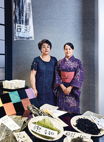 Zwei asiatische Frauen auf einem Markt (Foto)