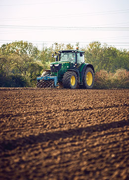 Traktor im Ackerfeld (Foto)