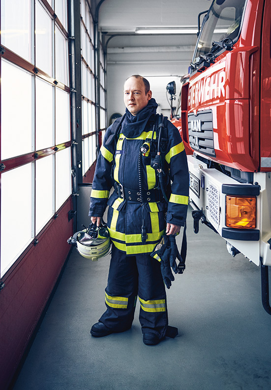 Frank Groß, Kundenmanager bei METRO Cash & Carry Deutschland im Feuerwehranzug im Feuerwehrhaus (Foto)