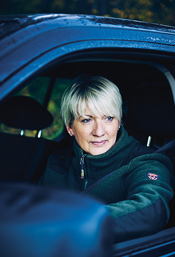 Monika Lauer-Reiter aus einem Auto blickend (Foto)