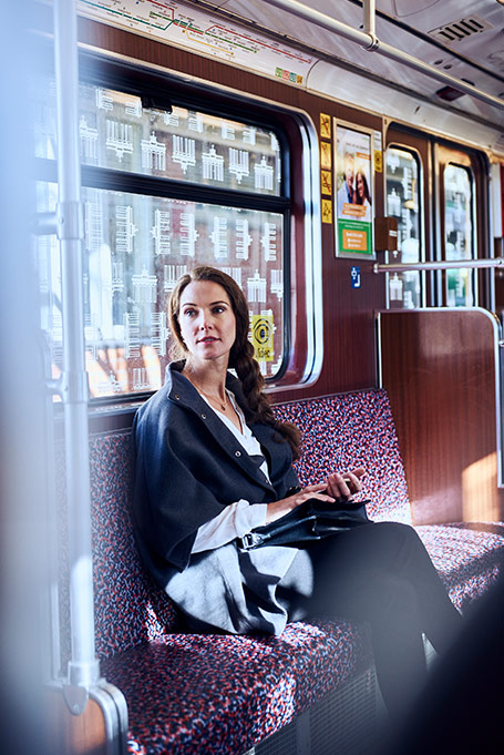 Frau in einem öffentlichen Verkehrsmittel (Foto)