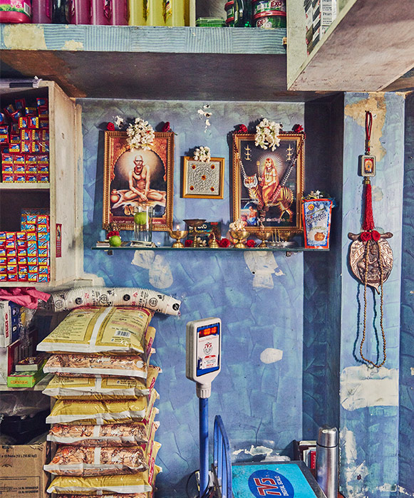Wand mit Verkaufsgegenständen eines Marktverkäufers (Foto)